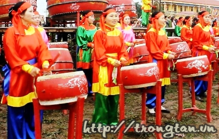 Đội trống nữ Đọi Tam biểu diễn trong lễ hội Tịch Điền 2013.